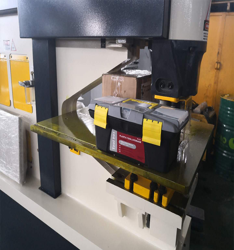 Metal Cutting Hydraulic Steelworkers Machine For Punching Cropping Notching Cutting