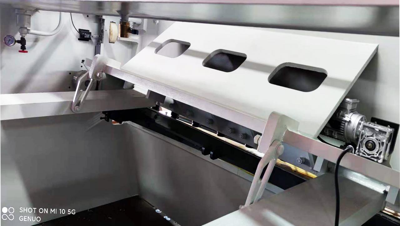 Qc11k Hydraulic Shear Machine And Guillotine Shearing Machine For Sheet Metal Cutting