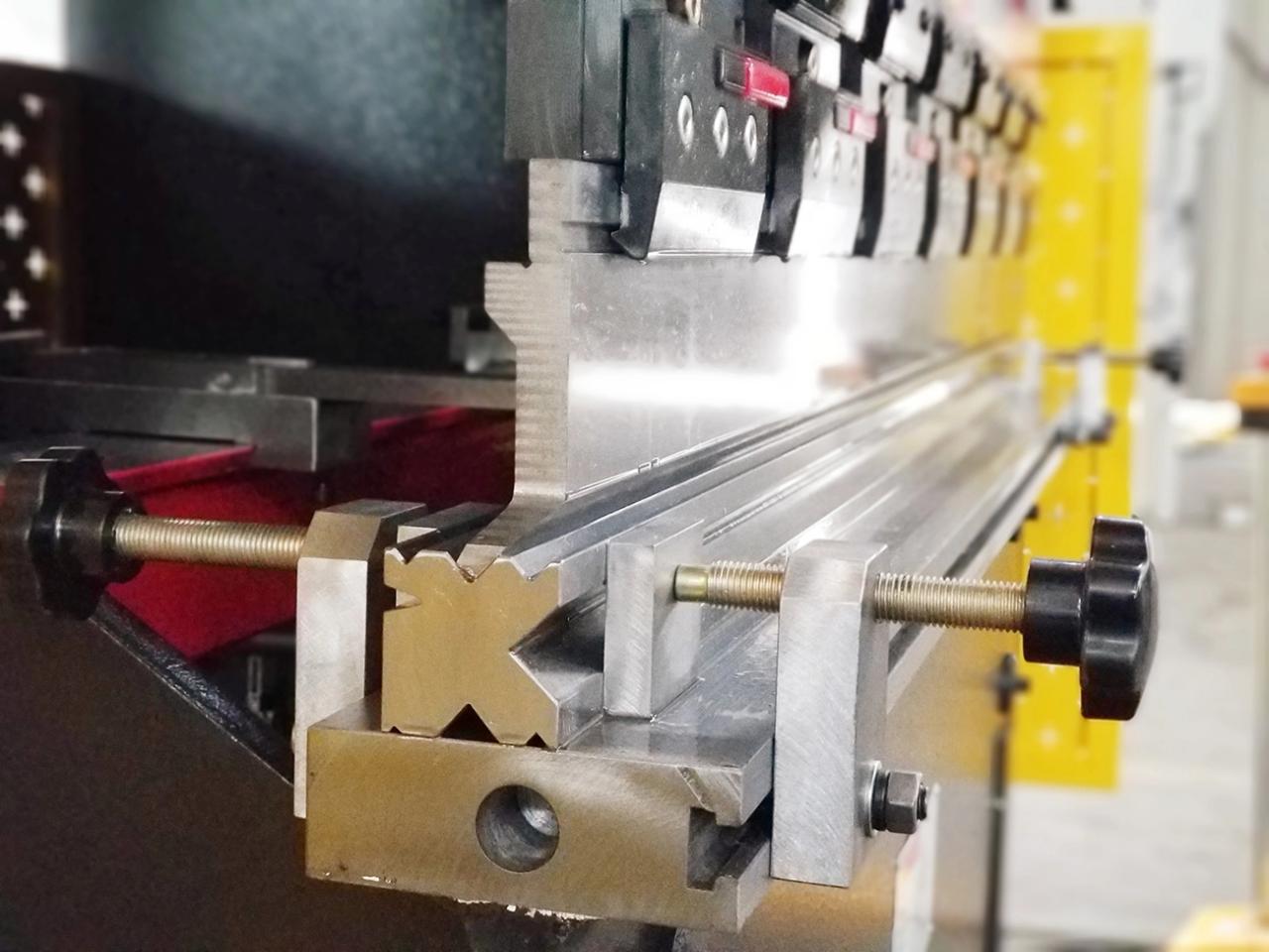 Wc67k 100 Ton 200 Ton Hydraulic Cnc Press Brake Machine For Iron Metal Steel Plate